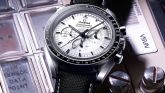 Omega - 311.32.42.30.04.003  Speedmaster Professional Moonwatch Silver Snoopy Award